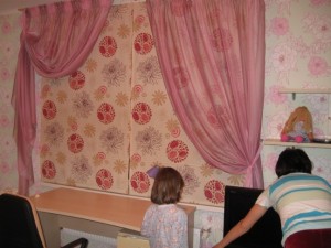 Оформление окна в детской комнате